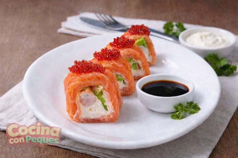 Rollitos de salmón, aguacate y langostinos